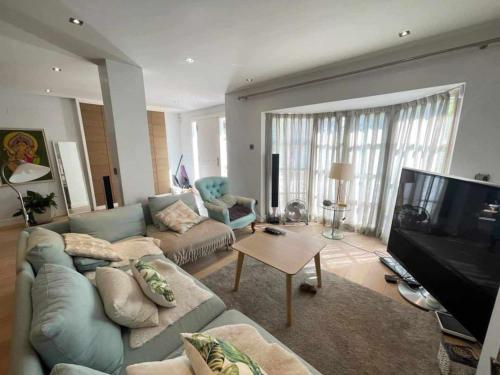 Bonita villa moderna cerca de la playa in อตายาลา อิสดาเบ