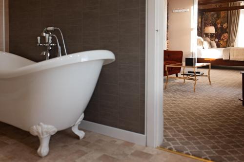 浴室, 格蘭納斯克酒店 (Glenesk Hotel) in 厄德錫爾