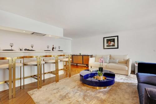 Amazing apartment 2BR4P avenue Montaigne Triangle d'Or