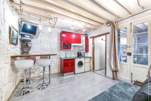 Victoires Near Louvre Apartment - main image