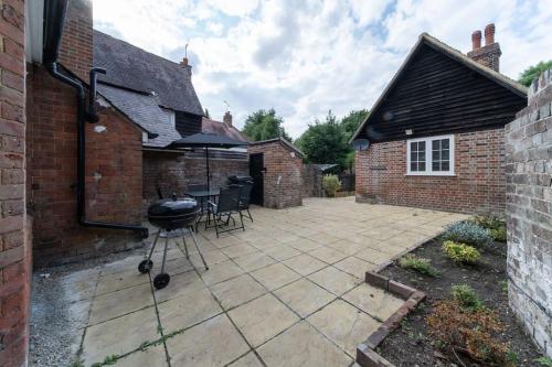 Beautiful 2 Bedroom House With Spacious Garden BBQ in Brasted