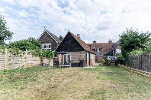 Beautiful 2 Bedroom House With Spacious Garden BBQ in Brasted
