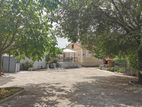  Holiday House Rasopasno, Ferienwohnung in Rasopasno