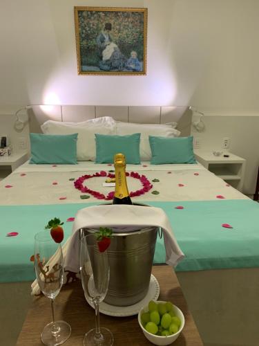 1 queen bed, 1 twin bed