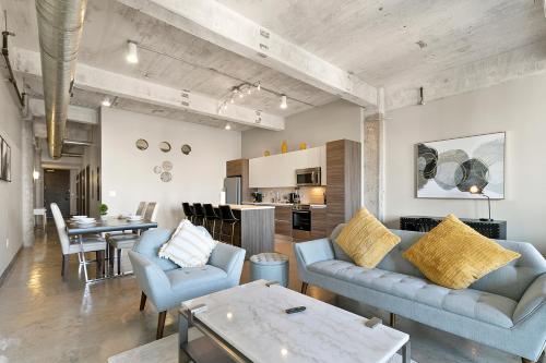 Modern 2BR Loft|Pool+Wifi+Desk+Valet