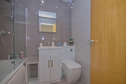 Alluring 2 Bedroom Leeds City Centre Apartment- Self Check-in,Balconied Apartment, Лидс (фото 3)