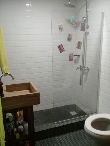 Shower, La casa de los murales in Barracas