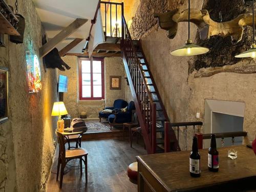 Bar/lounge, La Maison de Mama C: Charming french village home in Sainte-Colombe-sur-l'Hers