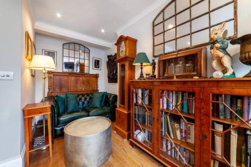 Outstanding Antique 1BR flat in Soho