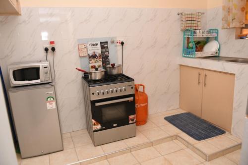 מטבח, Apartment Sleeps 4 with Two Bathrooms in תיקה