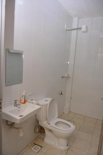 מקלחת, Apartment Sleeps 4 with Two Bathrooms in תיקה