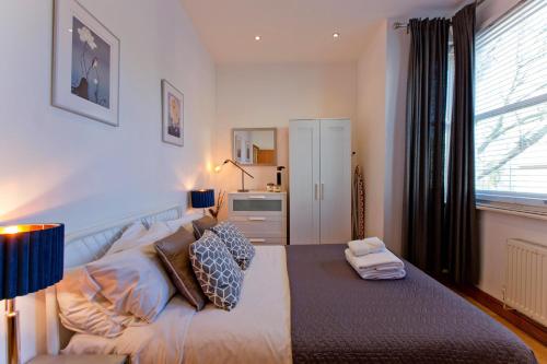 Spacious Highbury Fields 1 Bedroom apartment - parking by request