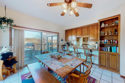 Stone Decks Lodge in Golden, USA