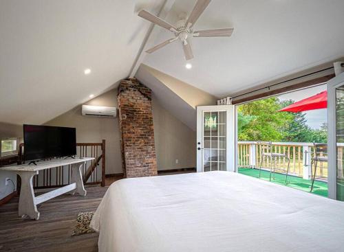 1786 Farm Cottage Honeymoon Suite Renovated 2022 in Chester, USA
