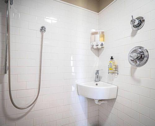 1786 Farm Cottage Honeymoon Suite Renovated 2022 in Chester, USA