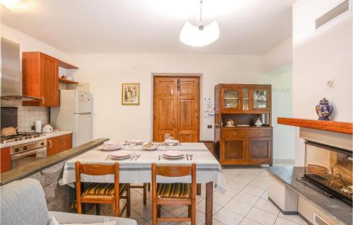 2 Bedroom Amazing Apartment In San Terenzo Monti