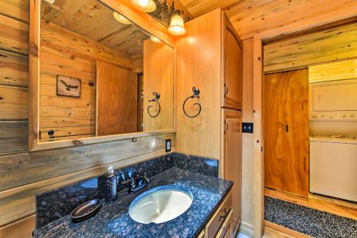 Serene Cabin on 3 Wooded Acres-20 Min to Fairplay in Fairplay (CO)
