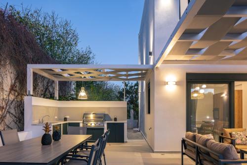 Newly Renovated Queen Bee Villa, with Private Pool & Ping-Pong table