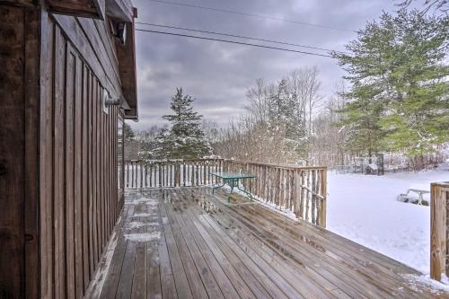 Cozy Catskills Home w/ Pond on 2 Acres! in Cairo (NY)