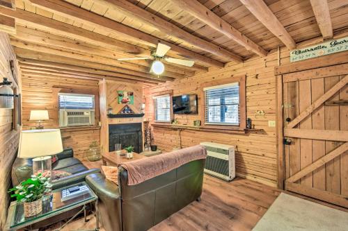 Blairsville Cabin with Fire Pit, 7 Mi to Dtwn! in Blairsville, USA