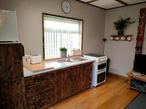 The Hideaway with hot tub in 察德