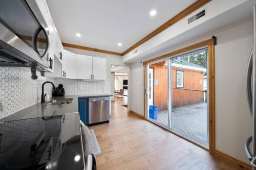 Modern 4BR Cottage, Hot Tub & Sauna on Tay Trail in 塞文港(ON)