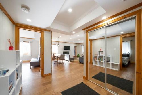 Modern 4BR Cottage, Hot Tub & Sauna on Tay Trail in 塞文港(ON)