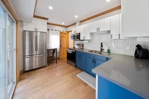 Modern 4BR Cottage, Hot Tub & Sauna on Tay Trail in 塞文港(ON)