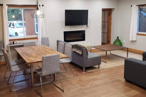 Modern 4BR Cottage, Hot Tub & Sauna on Tay Trail in 塞文港(ON)