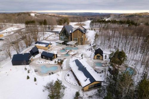 Modern 4BR Cottage, Hot Tub & Sauna on Tay Trail in 塞文港(ON)