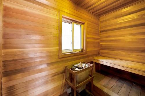 Modern 4BR Cottage, Hot Tub & Sauna on Tay Trail in 塞文港(ON)