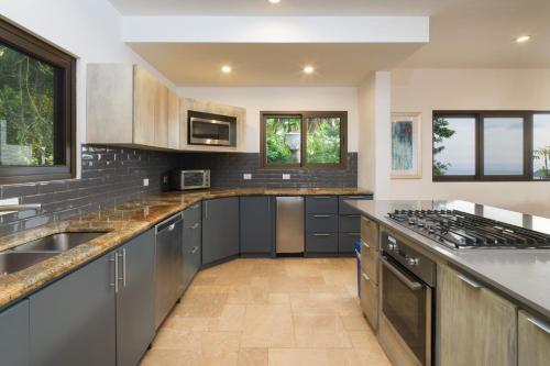 Kitchen, Casa Anjali by Sandglass in Quepos