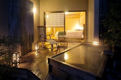 room detail thumbnail 2