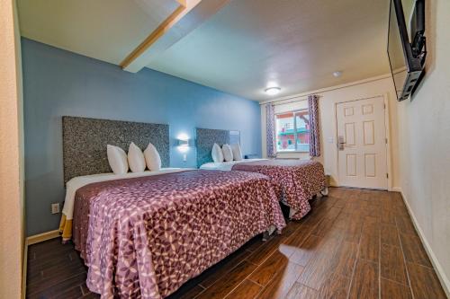 Deluxe Queen Room with Two Queen Beds