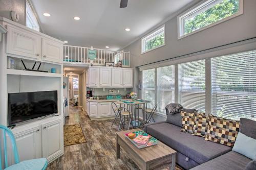 Cozy Broken Bow Getaway with Fire Pit, 5 Mi to Lake! in Stephens Gap, USA