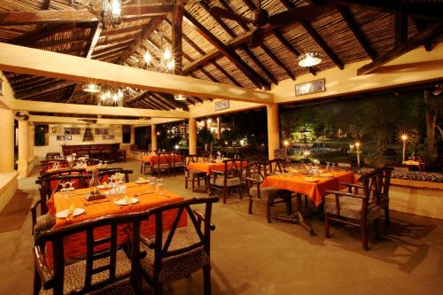レストラン, トゥリ タイガー リゾート (Tuli Tiger Resort) in カーナ
