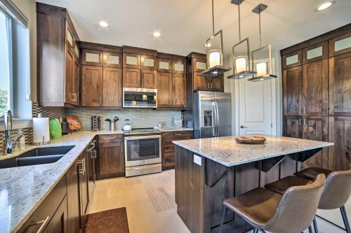 Luxury Moab Vacation Rental with Pool Access! in Moab, USA