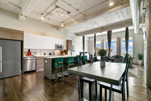 Stylish 3BR Loft |Pool+Views+Valet