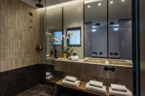 ACRO Upscale Residences Room Type - Deluxe Double Room with Balcony