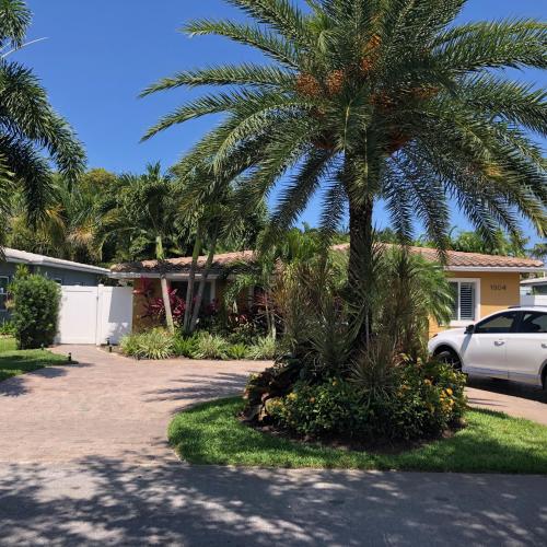 Private bedroom & den suite with shared pool & tropical garden in Fort Lauderdale, USA