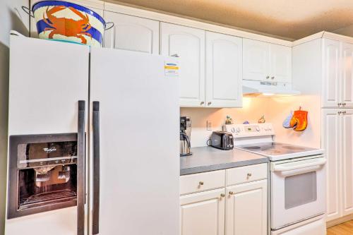 Charming Panama City Home with Deck 1 Block to Beach - image 7