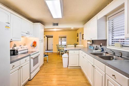 Charming Panama City Home with Deck 1 Block to Beach - image 10