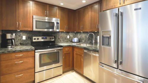 Maui Westside Presents: Whaler 420 - Best location in Kaanapali beach - image 11