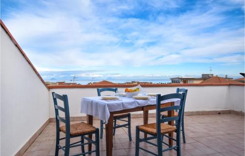  Awesome Apartment In Santagata Di Militell, Ferienwohnung in SantʼAgata di Militello