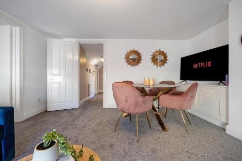 Cotswolds- 2 bed flat in 18th Century building, town centre with Smart TV - Esho Stays - River Churn