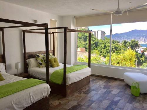 Hermosa casa de 3 pisos con 2 albercas privadas y una terraza con la vista mas hermosa de Acapulco