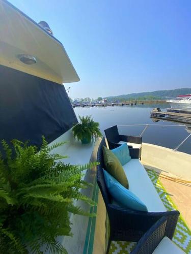 The Lily Pad Boatel Houseboat in Savanna