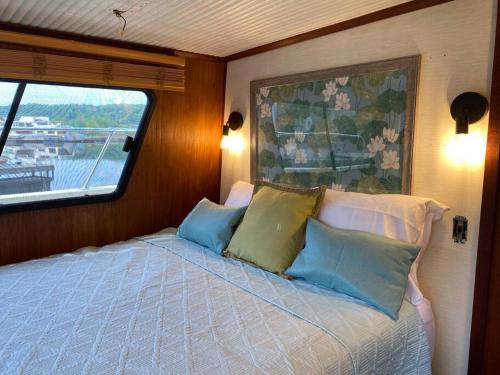 The Lily Pad Boatel Houseboat in Savanna