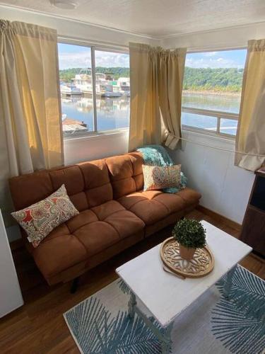 Unique and Serene Sunset Houseboat for 4 in Savanna