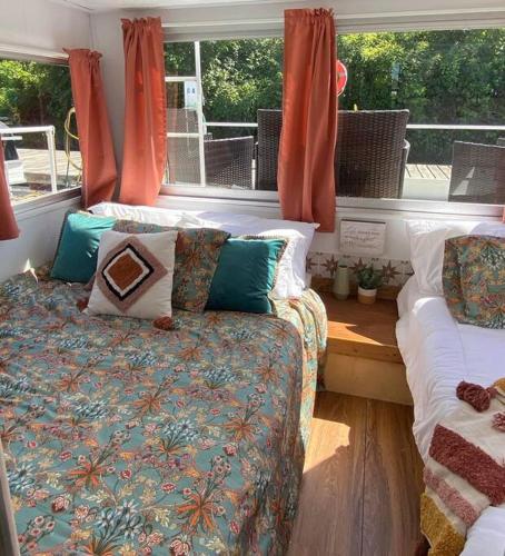 Unique and Serene Sunset Houseboat for 4 in Savanna